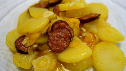 Rychlé brambory s klobásou a zeleninou