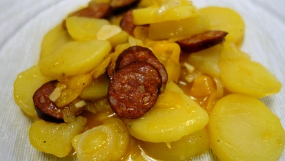 Rychlé brambory s klobásou a zeleninou