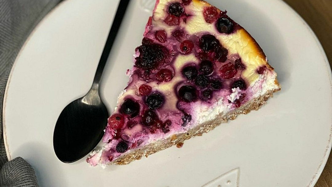 Zdravý cheesecake s lesním ovocem