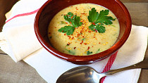 Polévka z červené čočky s řapíkatým celerem, kari a kokosovým mlékem
