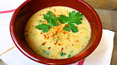 Polévka z červené čočky s řapíkatým celerem, kari a kokosovým mlékem