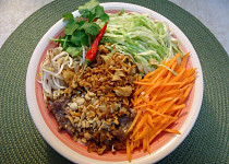 Vietnamský salát s rýžovými nudlemi a hovězím masem