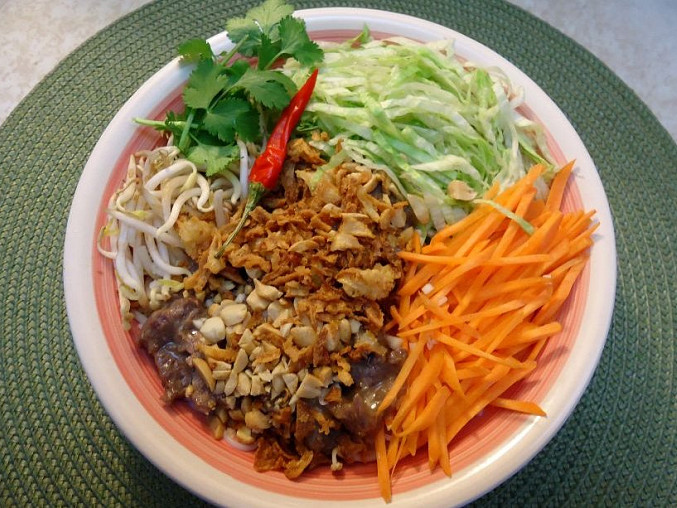 Vietnamský salát s rýžovými nudlemi a hovězím masem