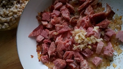 Kroupy s uzeným masem