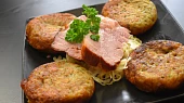 Moravské bramboráky s uzeným masem, MORAVSKÉ BRAMBORÁKY servírované s kysaným zelím a grilovaným kolenem