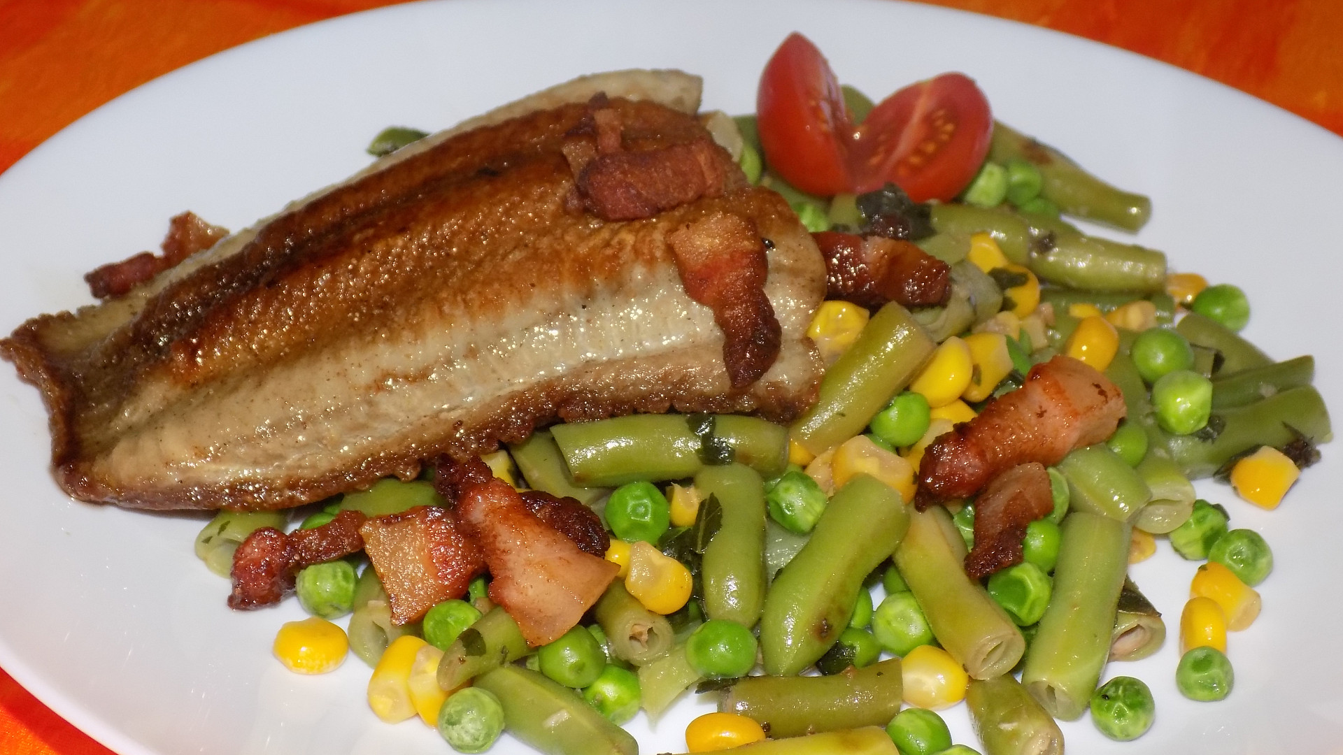Opékaná ryba se zeleninou a slaninou