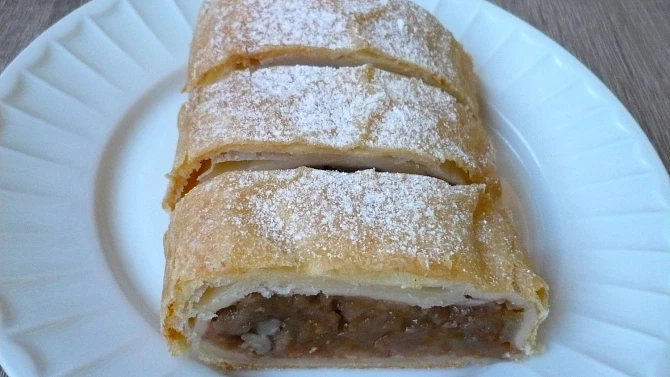 Štrúdl, V jablkové náplni navíc vanilkový pudinkový prášek. 