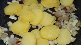 Brambory s jablky jako příloha