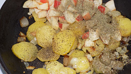 Brambory s jablky jako příloha