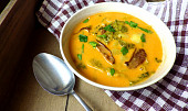 Jemná bramborová polévka s kapustou, houbami a smetanou