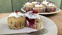 Kokosové cupcaky s malinami