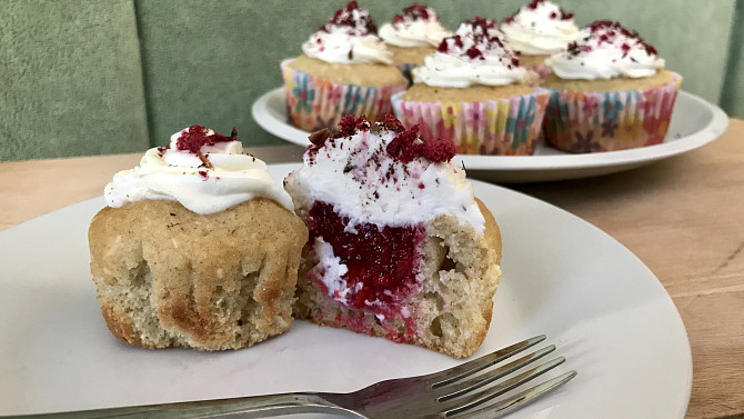 Kokosové cupcaky s malinami