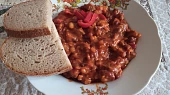 Mexické fazole s masem, Maso 1cm x 1cm. Přidána červená paprika, trošku zázvoru a rozhodně bez masoxu. 