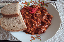 Maso 1cm x 1cm. Přidána červená paprika, trošku zázvoru a rozhodně bez masoxu. 
