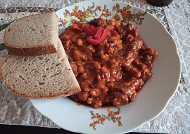 Mexické fazole s masem (Maso 1cm x 1cm. Přidána červená paprika, trošku zázvoru a rozhodně bez masoxu. )