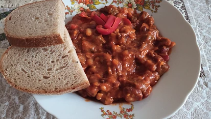 Mexické fazole s masem, Maso 1cm x 1cm. Přidána červená paprika, trošku zázvoru a rozhodně bez masoxu. 