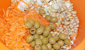 Sójový salát s olivami