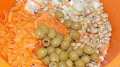 Sójový salát s olivami
