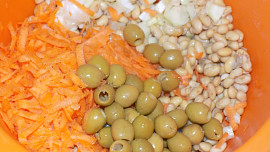 Sójový salát s olivami