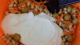 Sójový salát s olivami