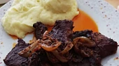 Vepřová plec na kmíně s cibulí