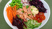 Havajský salát s japonským původem Poke bowl