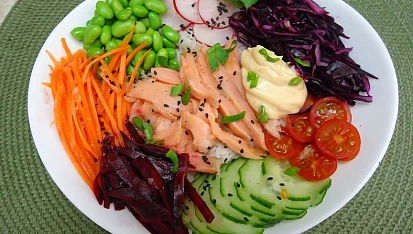 Havajský salát s japonským původem Poke bowl
