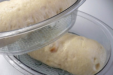 Vařeno v parním hrnci. Z 1 kg mouky se udělají tři šišky a uvaří se ve třech platech v páře najednou.