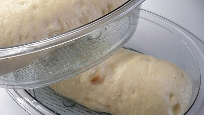 Knedlíky  houskové - postup při výrobě - tvarování, Vařeno v parním hrnci. Z 1 kg mouky se udělají tři šišky a uvaří se ve třech platech v páře najednou.