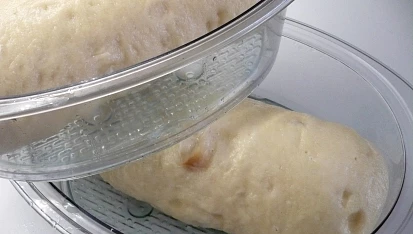 Knedlíky  houskové - postup při výrobě - tvarování, Vařeno v parním hrnci. Z 1 kg mouky se udělají tři šišky a uvaří se ve třech platech v páře najednou.