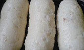 Knedlíky  houskové - postup při výrobě - tvarování (Vařeno v parním hrnci. Z 1 kg mouky se udělají tři šišky a uvaří se ve třech platech v páře najednou.)