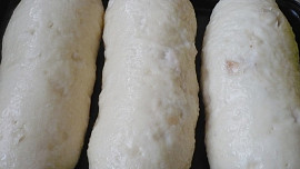 Knedlíky  houskové - postup při výrobě - tvarování Knedlíky  houskové - postup při výrobě - tvarování