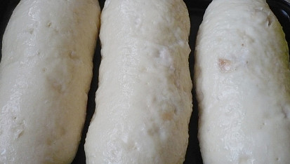 Knedlíky  houskové - postup při výrobě - tvarování, Vařeno v parním hrnci. Z 1 kg mouky se udělají tři šišky a uvaří se ve třech platech v páře najednou.