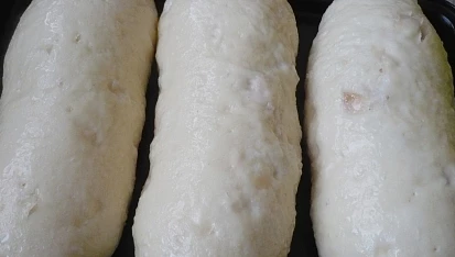 Knedlíky  houskové - postup při výrobě - tvarování, Vařeno v parním hrnci. Z 1 kg mouky se udělají tři šišky a uvaří se ve třech platech v páře najednou.