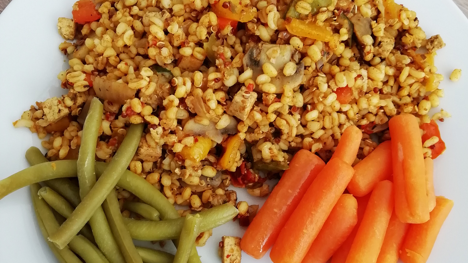 Quinoa s bulgurem, zeleninou a tofu