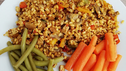 Quinoa s bulgurem, zeleninou a tofu