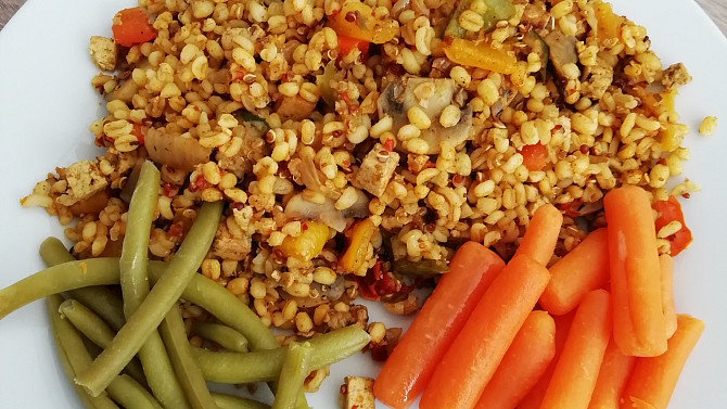 Quinoa s bulgurem, zeleninou a tofu