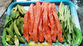 Sushi (recept + fotopostup), Avokádo, losos, okurka (na proužky) 