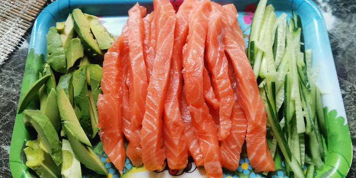 Sushi (recept + fotopostup) (Avokádo, losos, okurka (na proužky) )