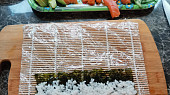 Sushi (recept + fotopostup) (Přidáme lososa a budeme motat (maki sushi) )