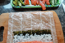 Přidáme lososa a budeme motat (maki sushi) 