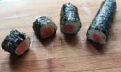 Sushi (recept + fotopostup) (Roku krájíme na 8 stejných dílů (maki sushi) )