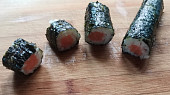Sushi (recept + fotopostup) (Roku krájíme na 8 stejných dílů (maki sushi) )