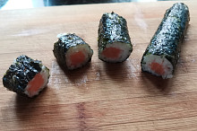 Roku krájíme na 8 stejných dílů (maki sushi) 