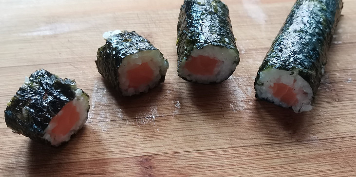 Roku krájíme na 8 stejných dílů (maki sushi) 
