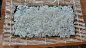 Sushi (recept + fotopostup) (Rýže na celé polovině řasy (na uramaki sushi) )