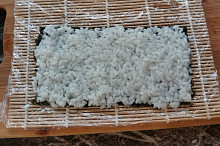 Rýže na celé polovině řasy (na uramaki sushi) 