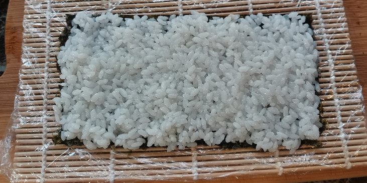 Sushi (recept + fotopostup) (Rýže na celé polovině řasy (na uramaki sushi) )
