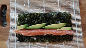 Sushi (recept + fotopostup) (Otočíme rýží dolů, přidáme lososa, avokádo a zatočíme (uramaki sushi) )