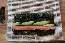 Otočíme rýží dolů, přidáme lososa, avokádo a zatočíme (uramaki sushi) 